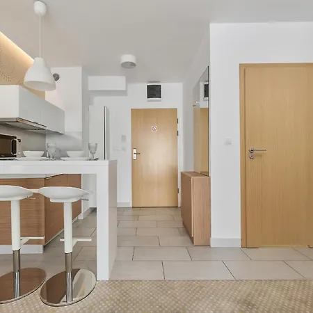 Spacious Close To Centre By Renters Daire